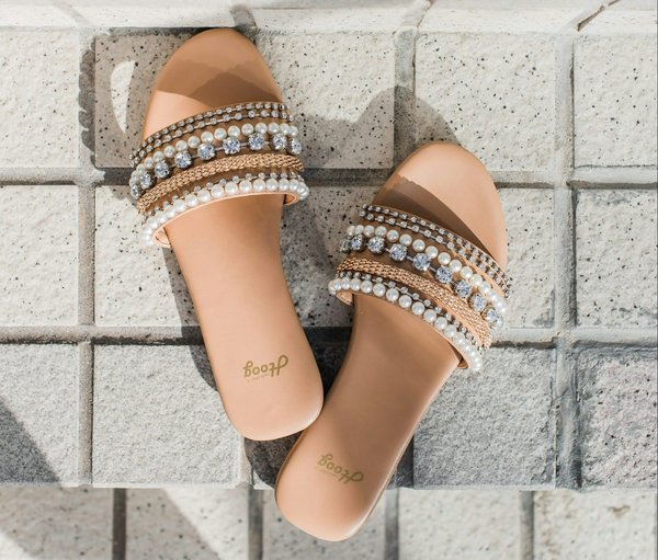 Quelle méthode utiliser pour porter des chaussures plates avec une robe de soirée sans perdre en classe?