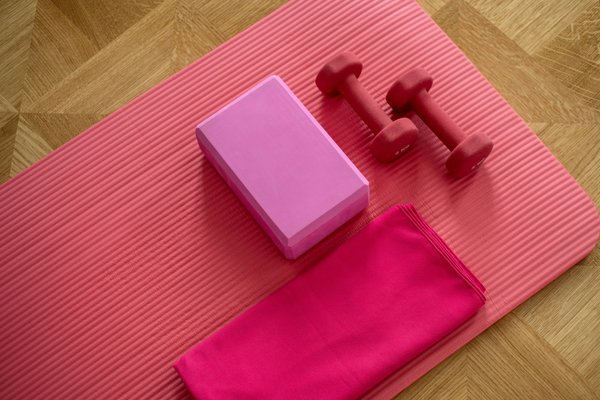Comment choisir un tapis de yoga écoresponsable adapté aux pratiques intensives ?
